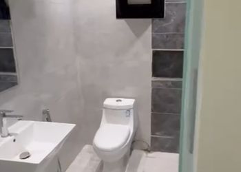 استديو بأثاث مريح وبسيط