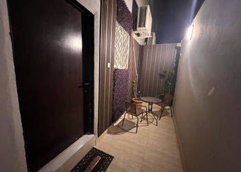 استديو بأثاث مريح وبسيط 