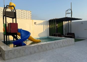 شاليه بجلسة خارجية و ألعاب مائية 