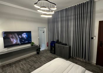 استديو بأثاث مريح وبسيط 