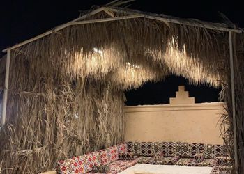 مخيم بجلسة خارجية وبيت شعر 