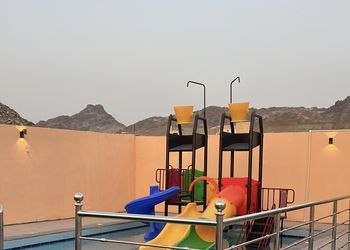 استراحة بمجلس وفناء خارجي 