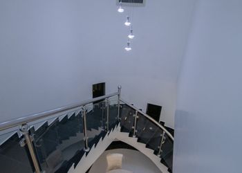 شاليه بجلسة خارجية ومسطح اخضر