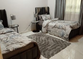 شقة بغرفة جلوس وثلاث غرف نوم 