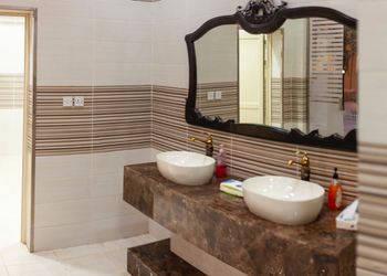استراحة بمسبح خارجي ومجالس واسعة