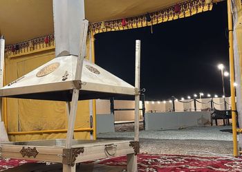 استراحة بجلسة خارجية و اسطبل خيل 