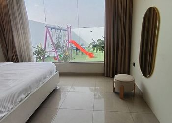 شاليه بجلسة خارجية ومسبح 