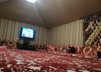 مخيم ببيت شعر وألعاب أطفال 