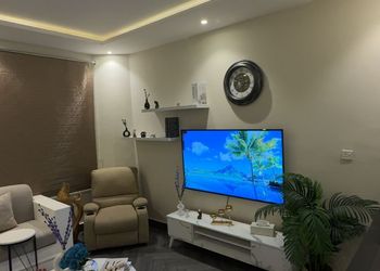 شقة بدخول ذاتي وصالة أنيقة 