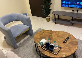 استديو بأثاث مريح وبسيط 