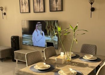 شاليه بجلسة مطلة على مسبح 