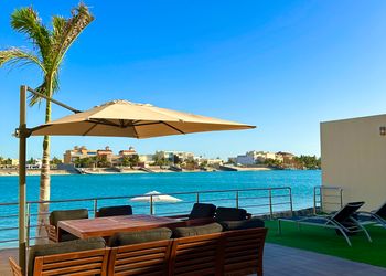 شاليه بجلسة خارجية وإطلالة على البحر