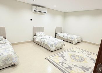 شقة بصالة مريحة وغرفتين نوم 