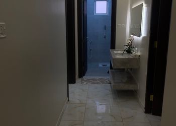 شقة بصالة وثلاث غرف نوم 