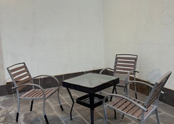 شاليه بمسطح اخضر وجلسة خارجية