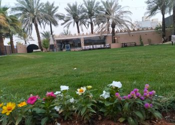 شاليه بمسطح اخضر ومجالس 