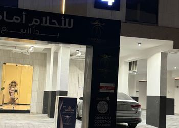 شقة بصالة وثلاث غرف نوم وباثاث بسيط