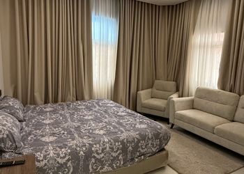 استديو بأثاث بسيط ومريح 
