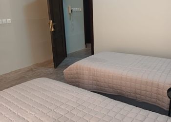 شاليه بجلسة خارجيه وركن شواء