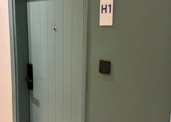 استديو بسرير ماستر وجلسة جانبية 