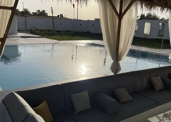 شاليه بجلسة تطل على مسبح خارجي 