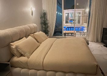 شاليه بمسطح اخضر وجلسة خارجية 