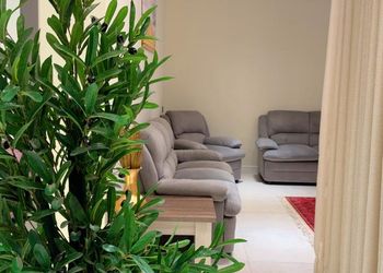 شاليه بمسطح اخضر وجلسة خارجية