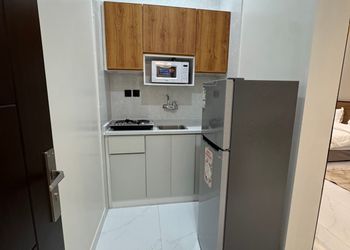 شقة بغرفة معيشة وغرفة نوم 