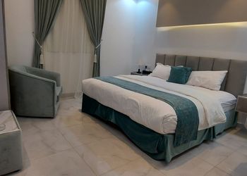 غرفة بسرير ماستر  ودورة مياة 