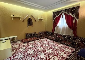 شاليه بجلسة خارجية وصالة جلوس