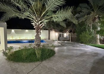 شالية بجلسة خارجية و مسبح خارجي