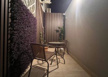 استديو بأثاث مريح وبسيط 