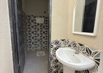 غرفة بأثاث مريح وبسيط