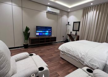 استديو بأثاث مريح وبسيط 