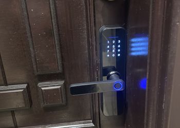 شقة اربع غرف نوم بصالة أنيقة