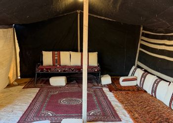 مزرعة بمسطحات خضراء وجلسة خارجية