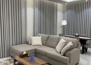 شقة بصالة مريحة وتصميم هادئ 
