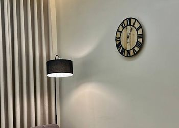 استديو بسرير ماستر وجلسة جانبية