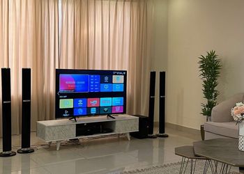 شالية بمسبح خارجي ومسطح اخضر