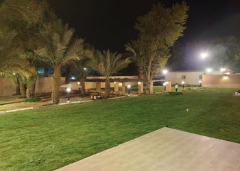مزرعة بمسطح اخضر و مسبح