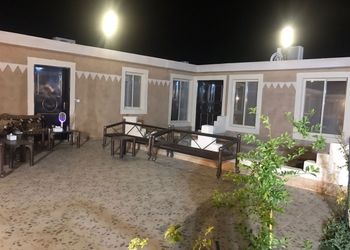 شاليه بمسطح اخضر وجلسة خارجية 