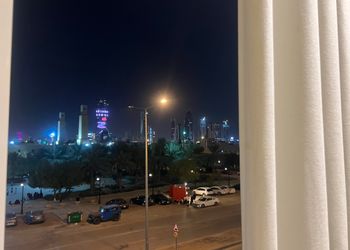غرفة بسرير ماستر