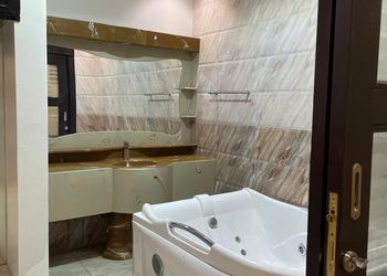 شاليه بملجس مطل على المسبح 