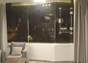 استديو بأثاث مريح وبسيط 
