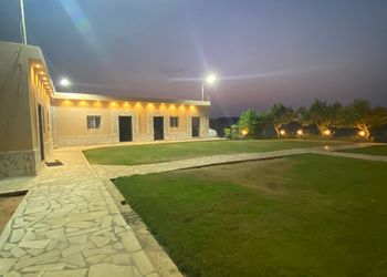 مزرعة ببيت شعر ومسطح اخضر