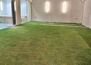 شاليه بمسطح اخضر و جلسة خارجية