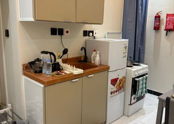 استديو بأثاث مريح وبسيط 