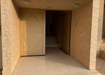 شقة بغرفة معيشة وغرفتين نوم 