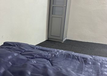 استديو هادئ بأثاث مريح