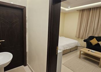 استديو بأثاث مريح وبسيط 